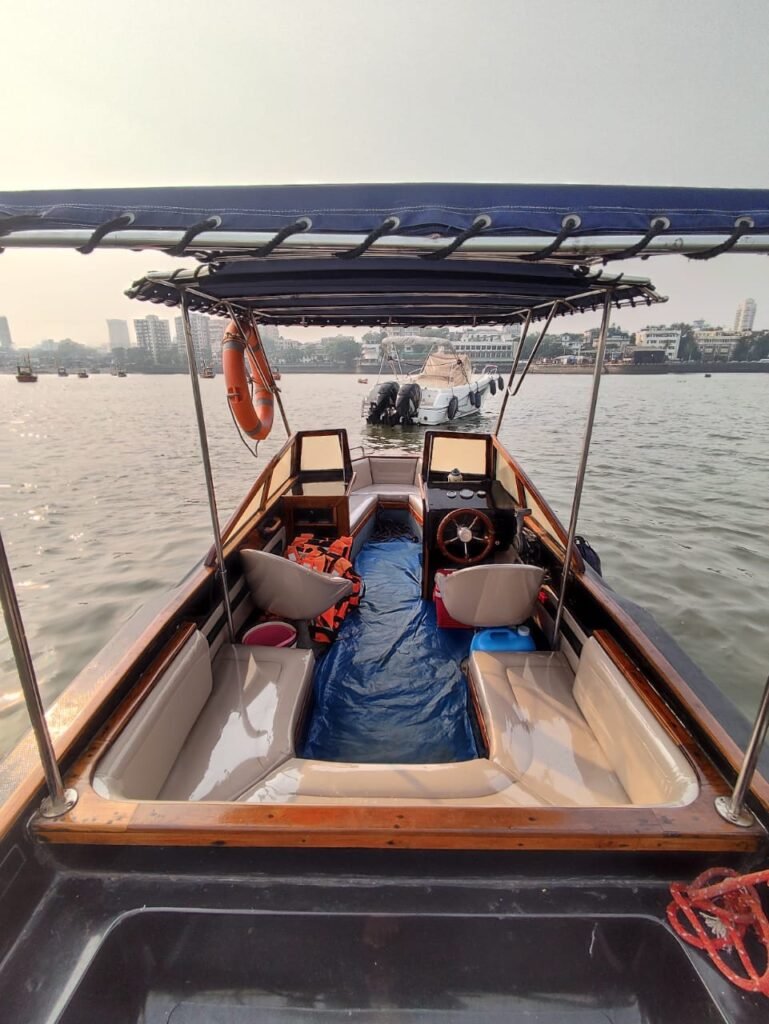 Lancer-19-Speedboat-on-Charter-in-Mumbai-1