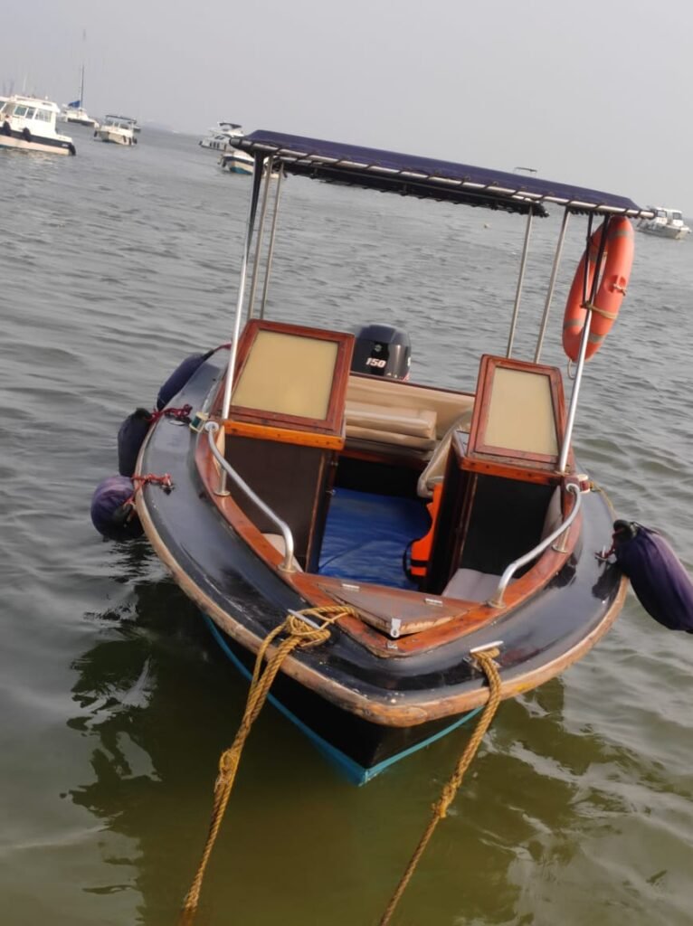 Lancer-19-Speedboat-on-Charter-in-Mumbai-2