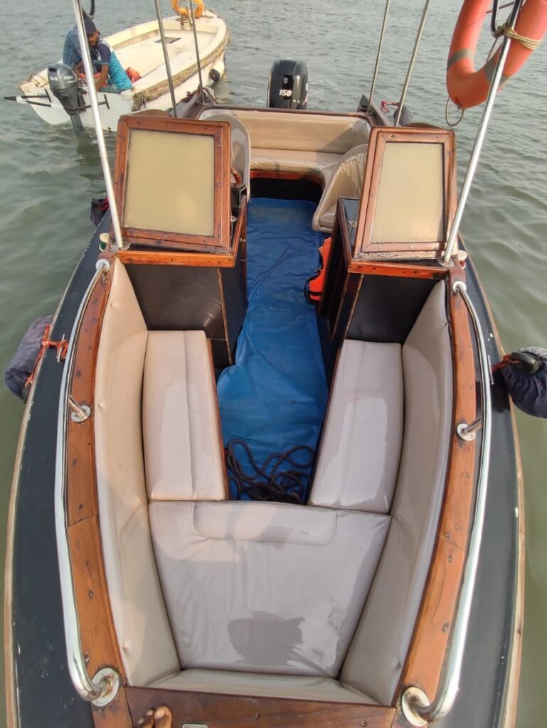 Lancer-19-Speedboat-on-Charter-in-Mumbai-4