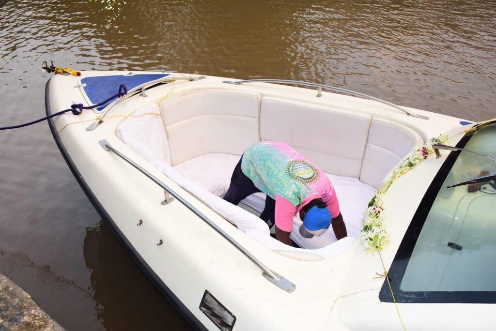 Mahindra-Odyssea-33-Speedboat-on-Charter-in-Mumbai-10
