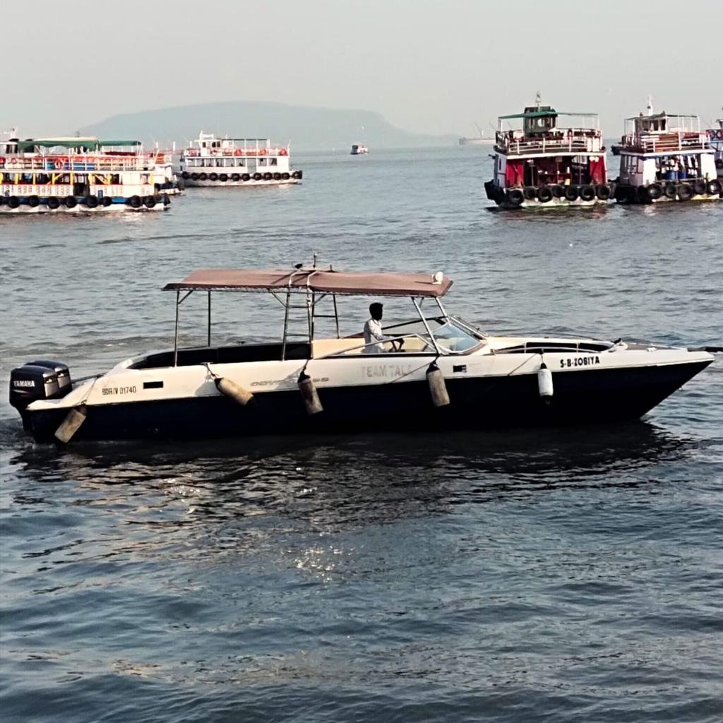 Mahindra-Odyssea-33-Speedboat-on-Charter-in-Mumbai-4 (1)