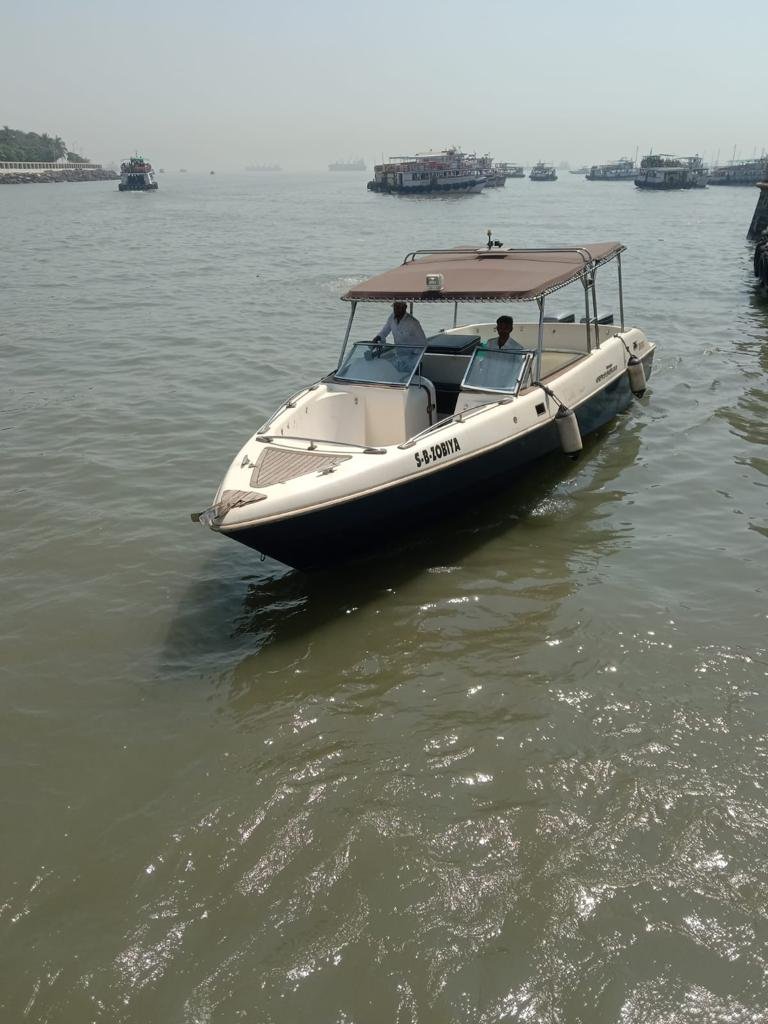 Mahindra-Odyssea-33-Speedboat-on-Charter-in-Mumbai-5
