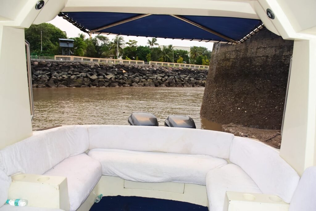 Mahindra-Odyssea-33-Speedboat-on-Charter-in-Mumbai-6