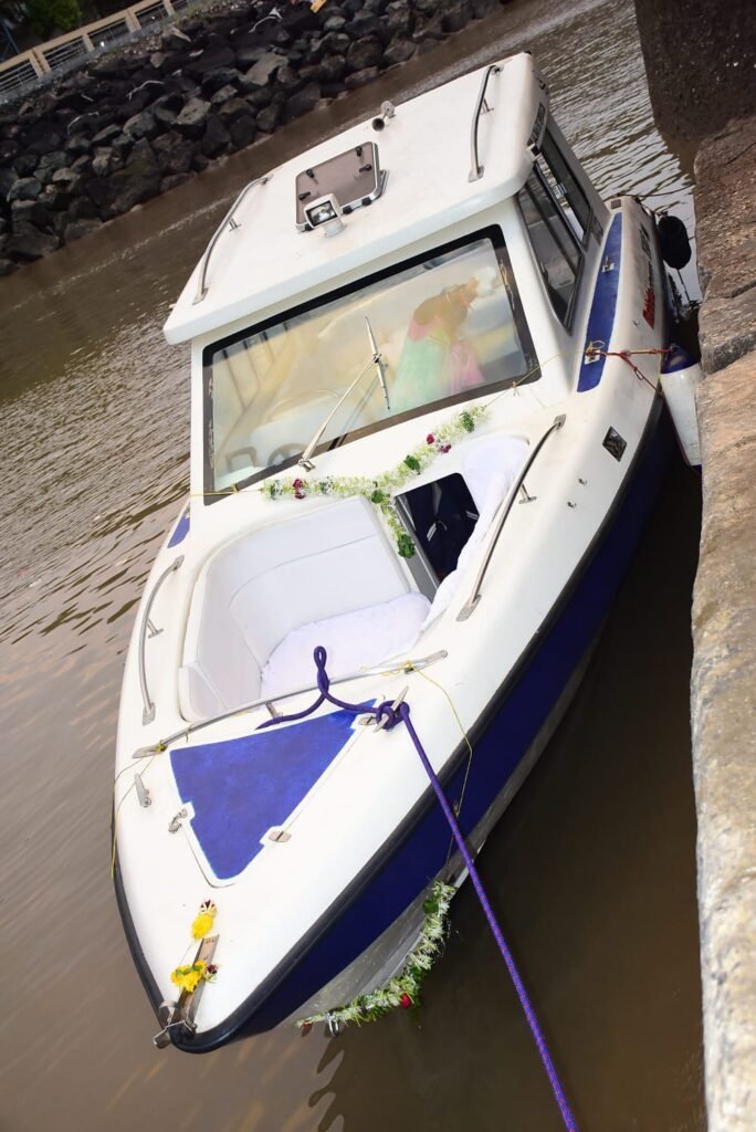 Mahindra-Odyssea-33-Speedboat-on-Charter-in-Mumbai-7