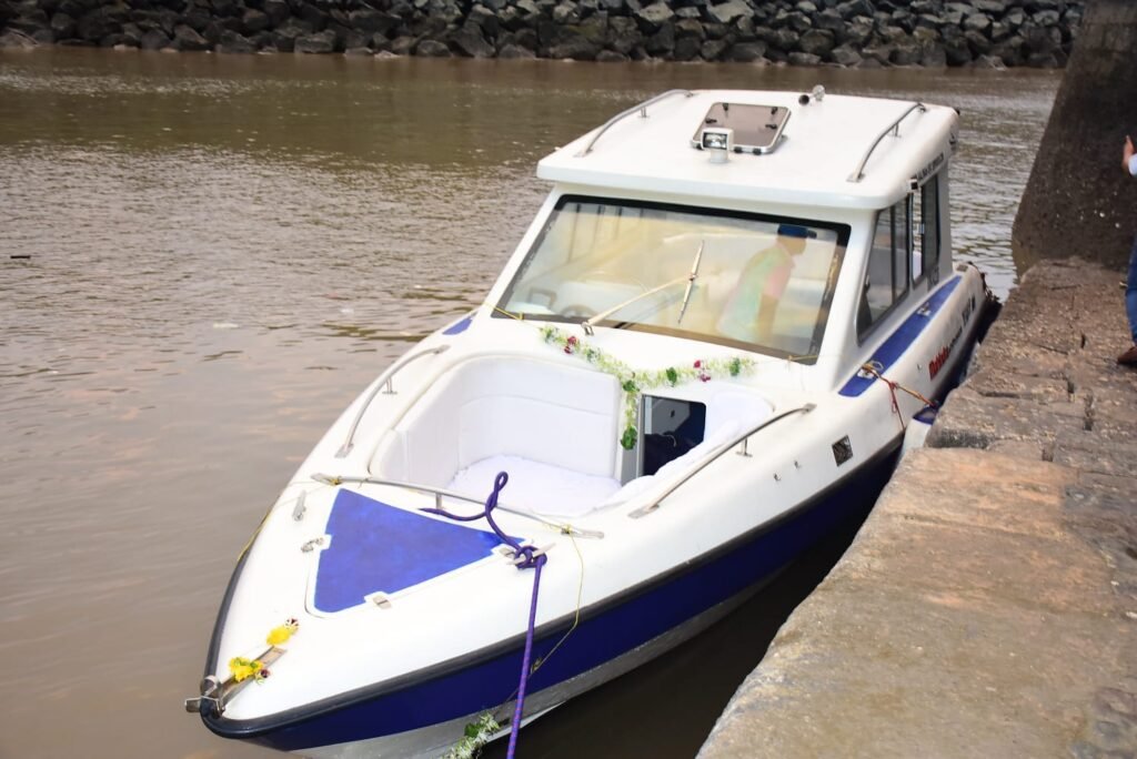 Mahindra-Odyssea-33-Speedboat-on-Charter-in-Mumbai-9